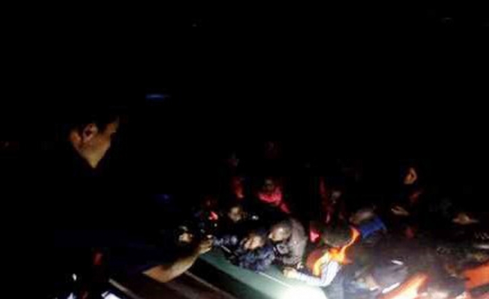 Batmak üzere olan bottan 53 göçmen kurtarıldı