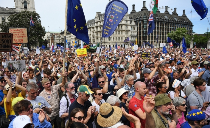 Brexit karşıtı binlerce kişi sokağa döküldü