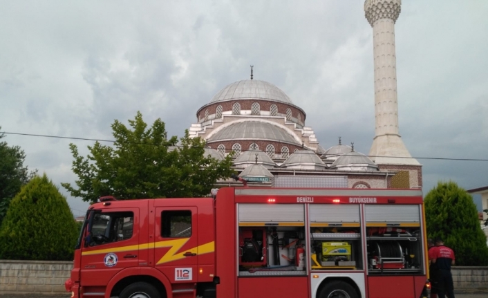 Camide yıldırım paniği