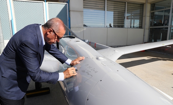 Cumhurbaşkanı Erdoğan insansız hava aracına imzasını attı