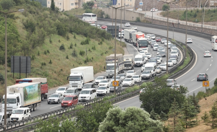 Dönüşe geçen tatilciler TEM’i doldurdu