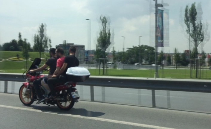 E-5’te motosikletle tehlikeli yolculuk kamerada