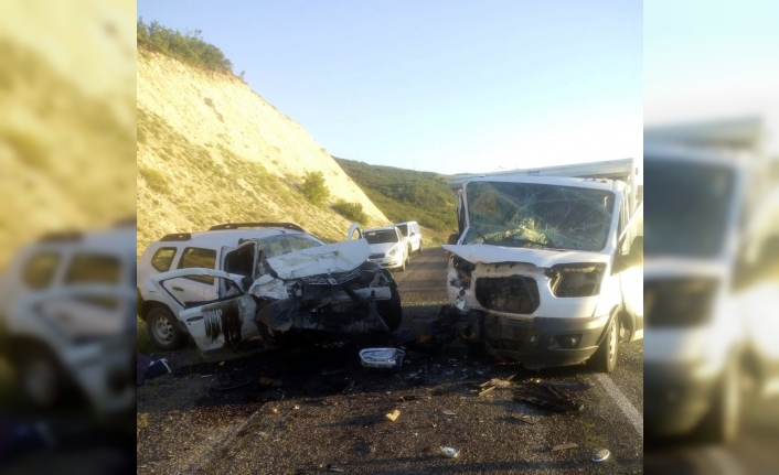 Elazığ’da araçlar kafa kafaya çarpıştı: 2 ölü, 1 yaralı