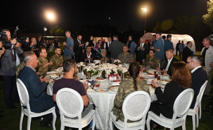 Erdoğan, Mehmetçik ile iftar yaptı