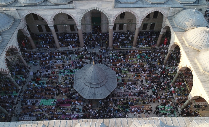 Fatih Camii’ndeki yoğunluğu havadan görüntülendi