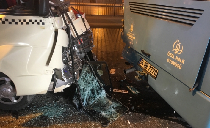 Fatih’te minibüs ile otobüs çarpıştı: 10 yaralı