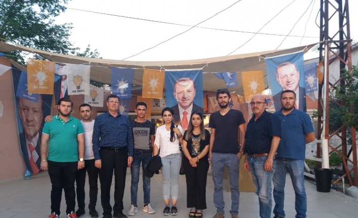 Foça’da broşür dağıtan AK Parti’li gençlere saldırı