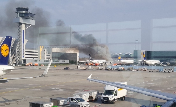 Frankfurt Havaalanında uçak yangını