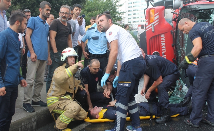 Göreve giden itfaiye aracı devrildi: 3 yaralı
