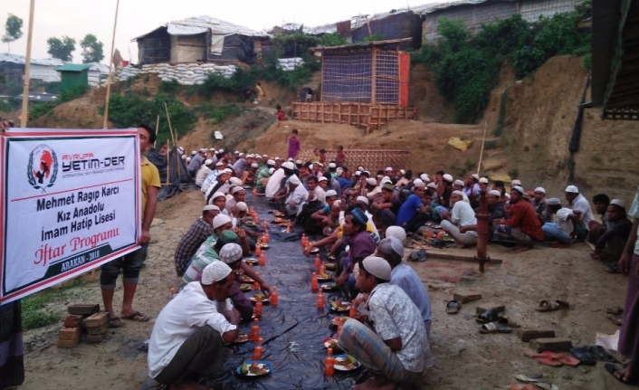 Harçlıklarıyla 400 Arakanlıya iftar verdiler