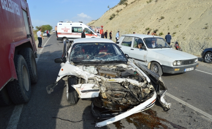 İki otomobil kafa kafaya çarpıştı: 10 yaralı