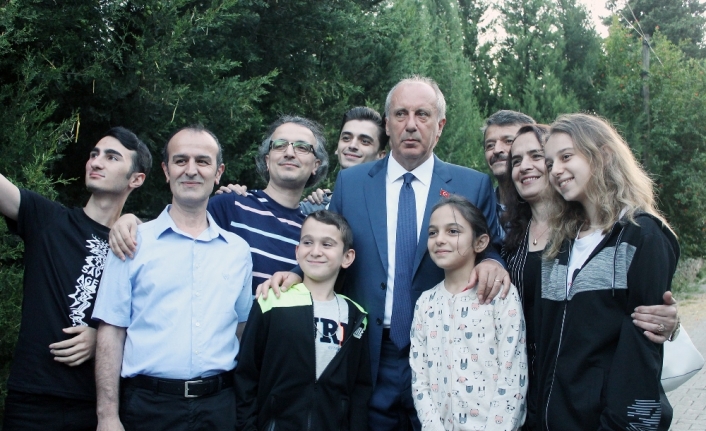 İnce bayram namazını köyünde kıldı