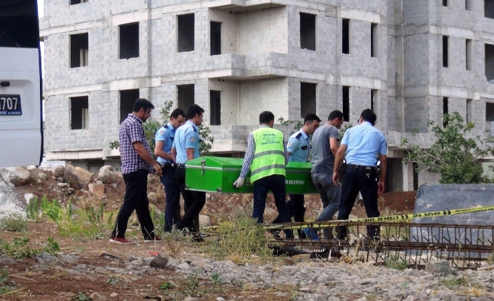 İnşaat kalıplarını söken işçinin feci sonu