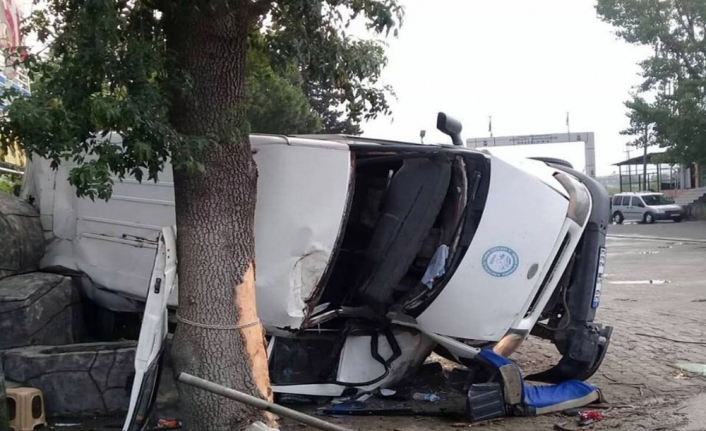 İşçileri taşıyan midibüs devrildi: 20 yaralı