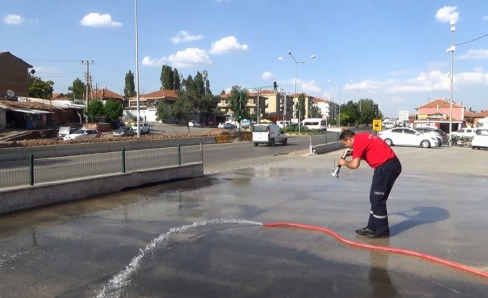 İtfaiye erinin hortumla dansı izlenme rekoru kırdı