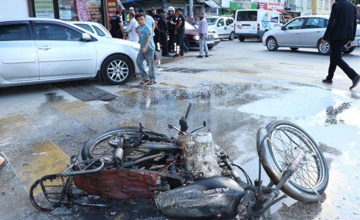 Kaçamayınca motosikletini ateşe verdi