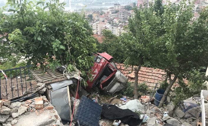 Kamyonet evin çatısına uçtu: 1 ölü