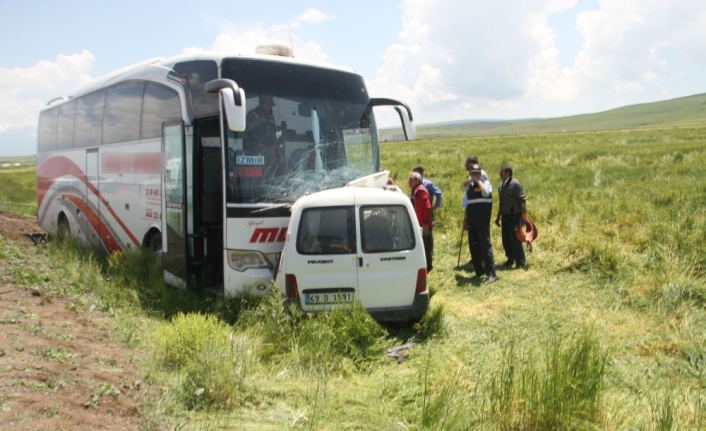 Kamyonetle yolcu otobüsü çarpıştı: 1 ölü, 11 yaralı