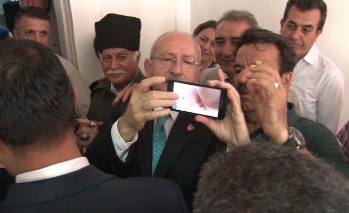 Kılıçdaroğlu’nun selfie çekme mücadelesi