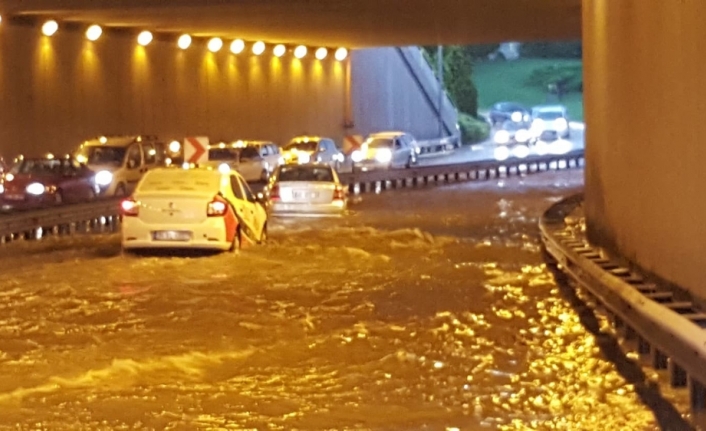 Konya’da sağanak yağmur su baskınlarına yol açtı
