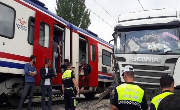 Kütahya’da raybüs tıra çarptı