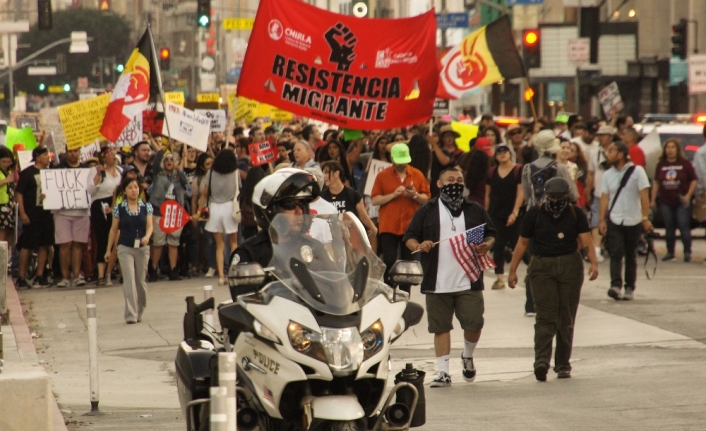 Los Angeles’ta binlerce kişi göçmen yasasını protesto etti