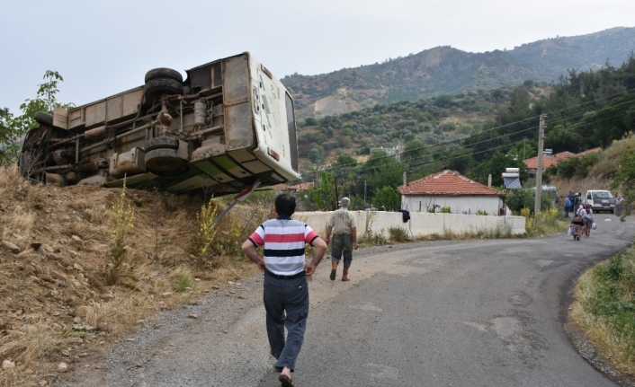 Minibüs devrildi: 4’ü çocuk 13 yaralı