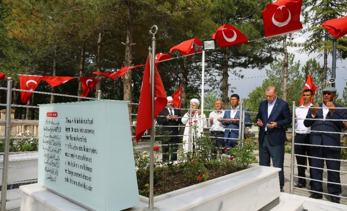 Ömer Halisdemir’in mezarını ziyaret etti