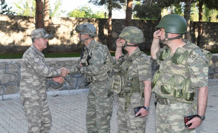 Orgeneral Akar Hakkari’de birlikleri denetledi