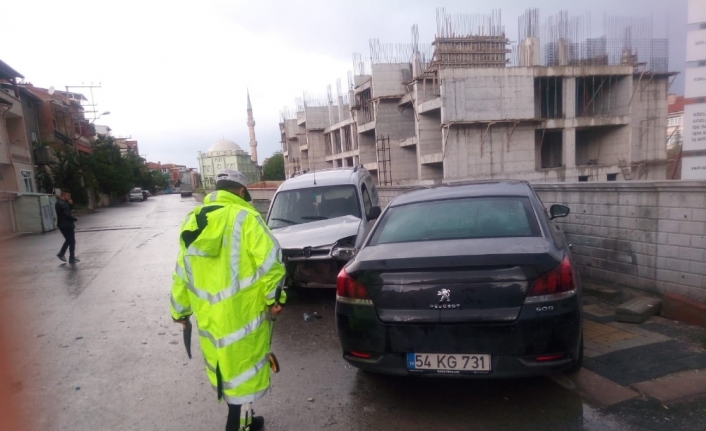 Otomobil ile hafif ticari araç çarpıştı: 8 yaralı