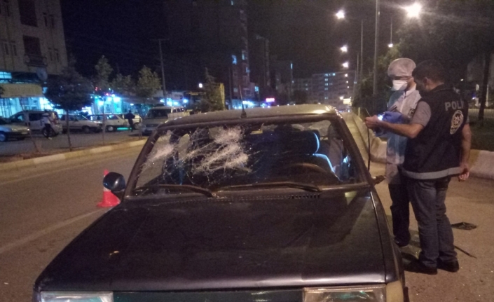 Otomobilin önünü kesip levyelerle saldırdılar: 5 yaralı