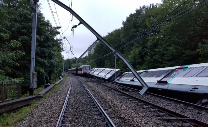 Paris’te tren raydan çıktı: 7 yaralı