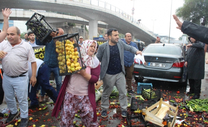 Pazarcı eyleminde meyve-sebzeler havada uçuştu