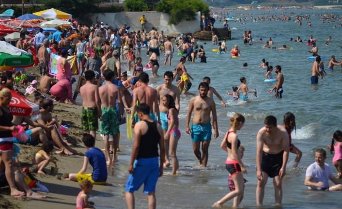 Plajlarda adım atacak yer kalmadı