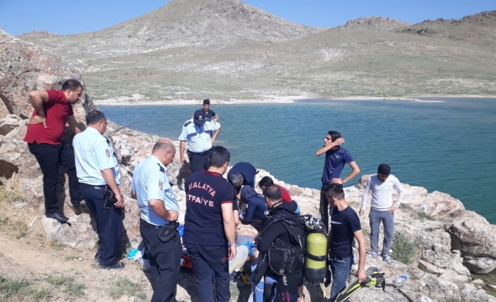 Serinlemek için girdiği gölette boğuldu