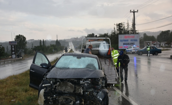 Şiddetli yağış kazaya neden oldu: 2 yaralı