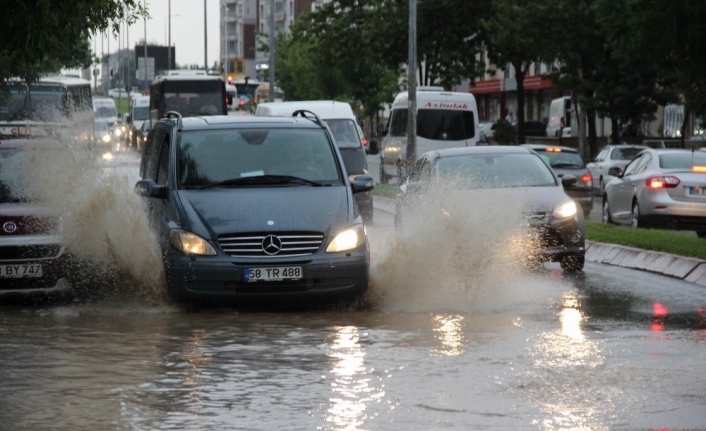 Sivas’ta cadde ve sokaklar göle döndü