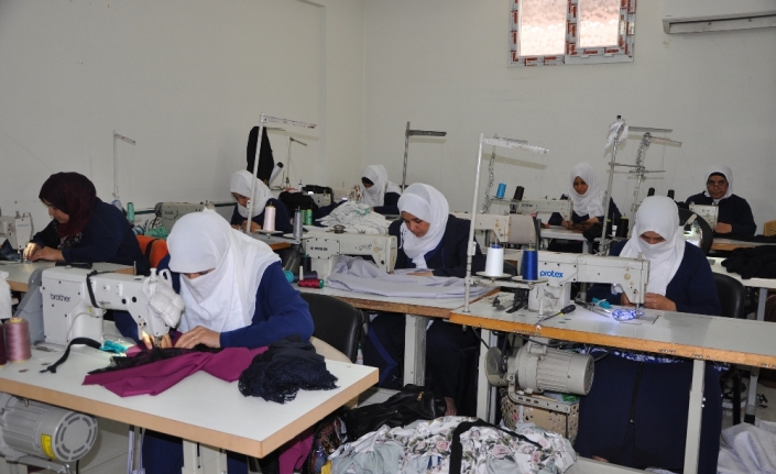 Suriyeli yetim anneleri hem meslek öğreniyor hem de para kazanıyor