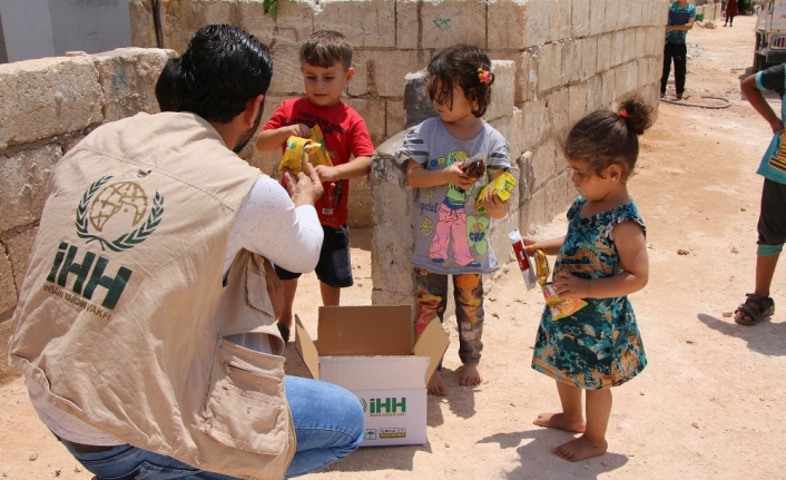 Suriyeli yetimlere Ramazan çocuk paketi