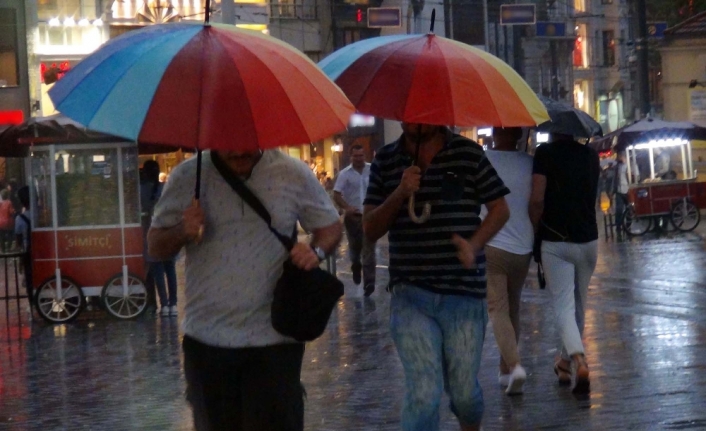 Taksim’de sağanak yağış etkisini gösteriyor
