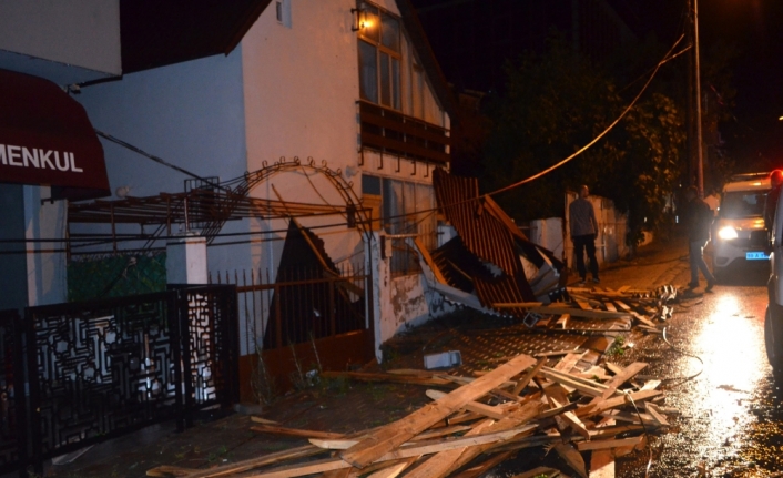 Tekirdağ’da şiddetli fırtına: Ağaçlar devrildi, çatılar uçtu