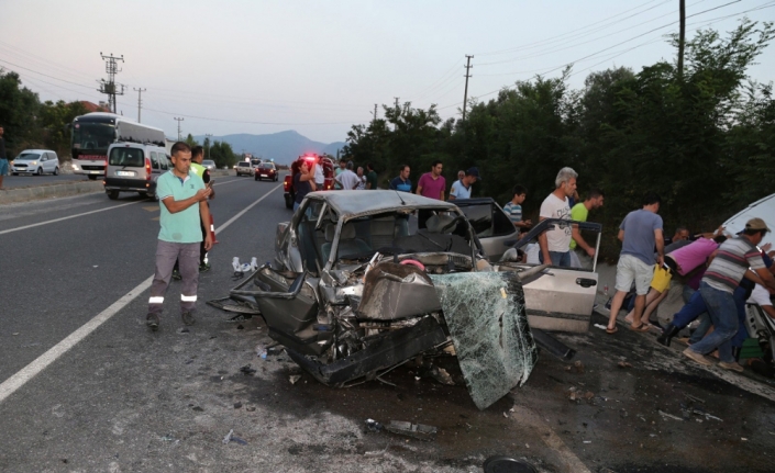 Ters yönde giden ticari araç otomobille çarpıştı: 2’si ağır, 5 yaralı