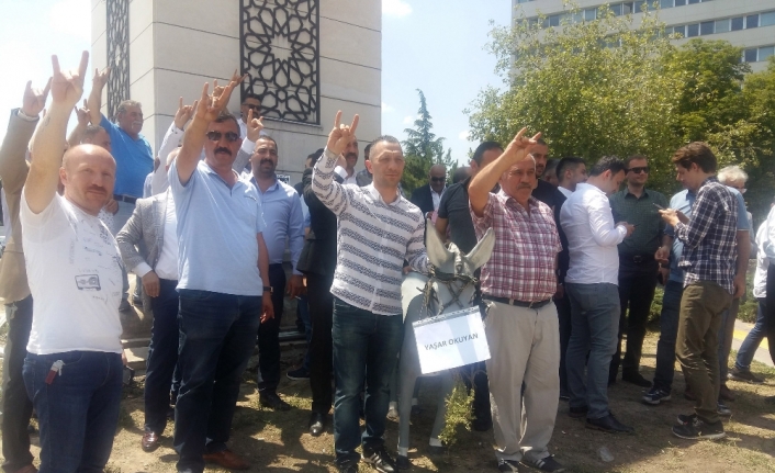 Ülkücülerden Yaşar Okuyan’a ’eşek’ maketli protesto