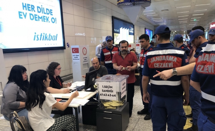 Yurt dışı seçmen kütüğüne kayıtlı mahkumlar Atatürk Havalimanı’nda oy kullandı