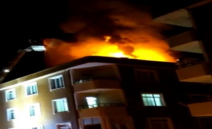 6 katlı binanın çatısı alev alev yandı