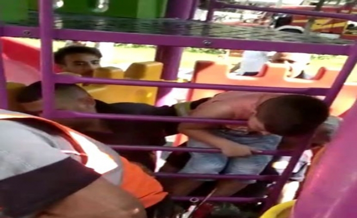 8 yaşındaki çocuk başını kaydırak koltuğuna sıkıştırdı