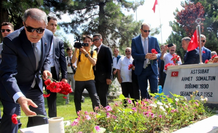 Bakan Akar Kayseri’de hava şehitliğini ziyaret etti