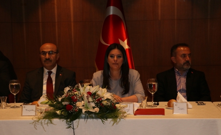Bakan Sarıeroğlu, Adana Demirspor’un sorunlarını dinledi