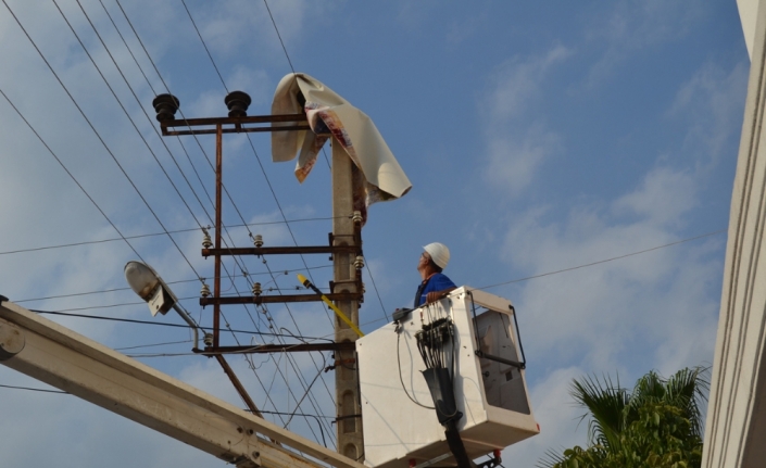 Balkondan uçan halı elektrik tellerine takıldı