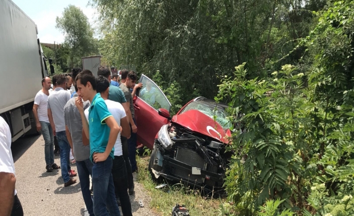 Bartın’da otomobille tır çarpıştı: 4 yaralı